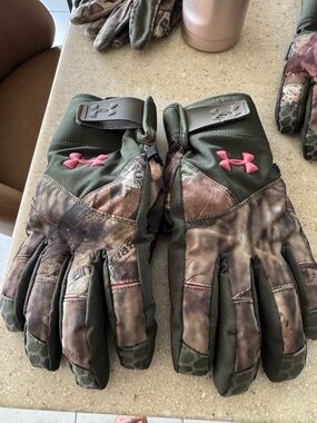 Under Armour Olive Green Realtree Camo Gloves with Pink Logo